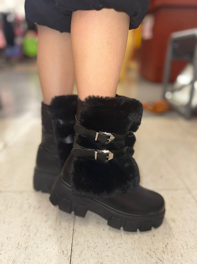 MEDIUM BOOT WITH FUZZY IN FRONT AND  SIDE