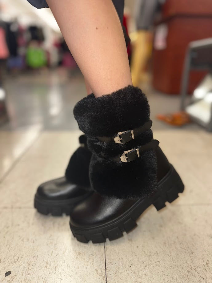 MEDIUM BOOT WITH FUZZY IN FRONT AND  SIDE
